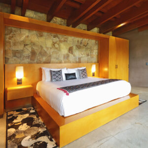 Cama King con cabecera de piedra en la Deluxe Junior Room