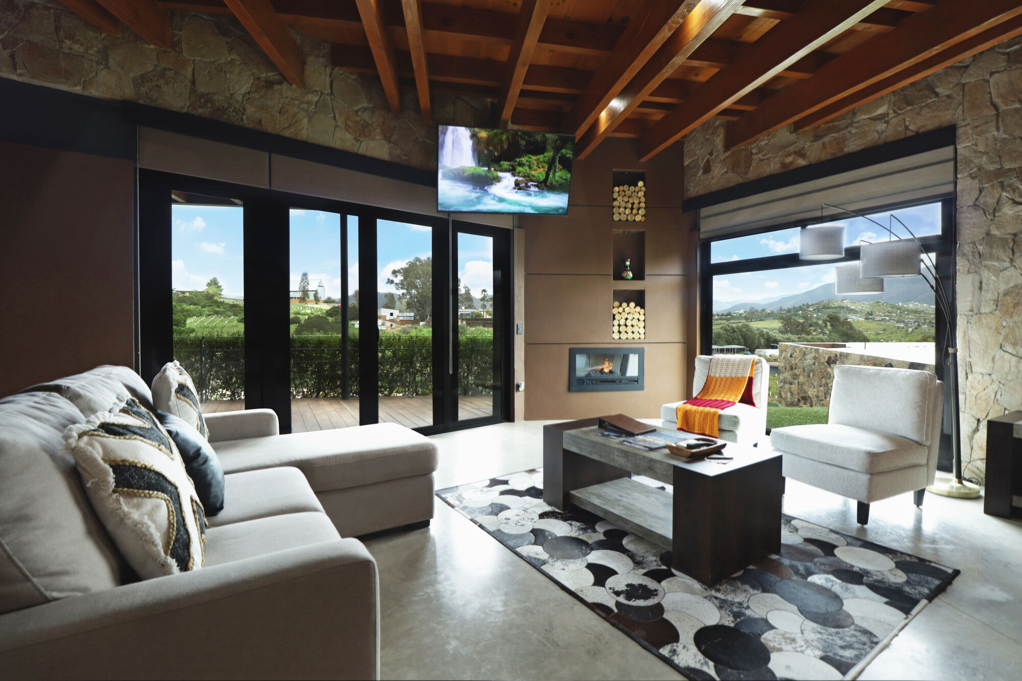 Sala de estar con chimenea y terraza en Deluxe Junior Room
