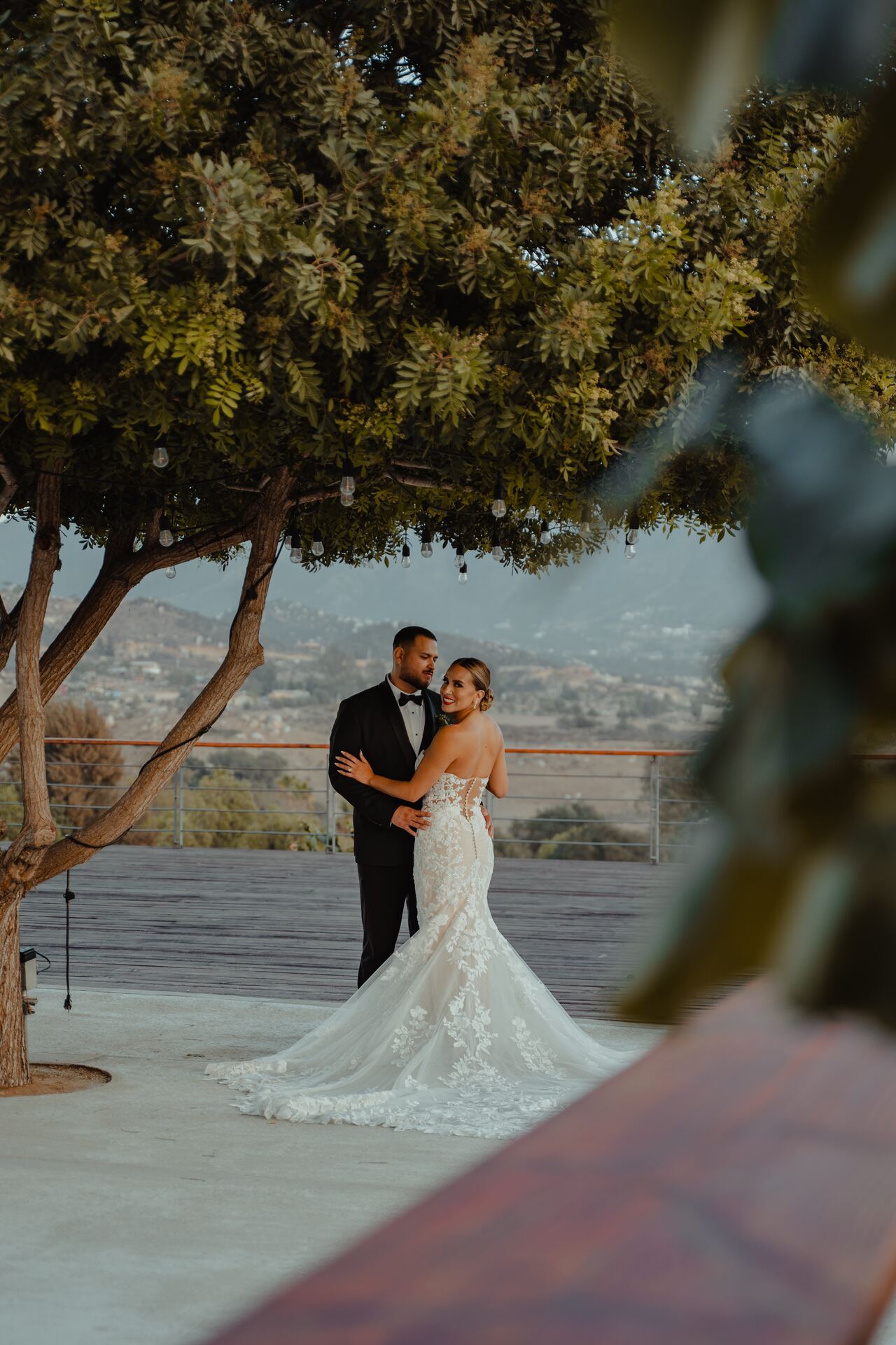 Pareja celebrando su boda en jardín de Parra del Valle, hotel boutique en Valle de Guadalupe